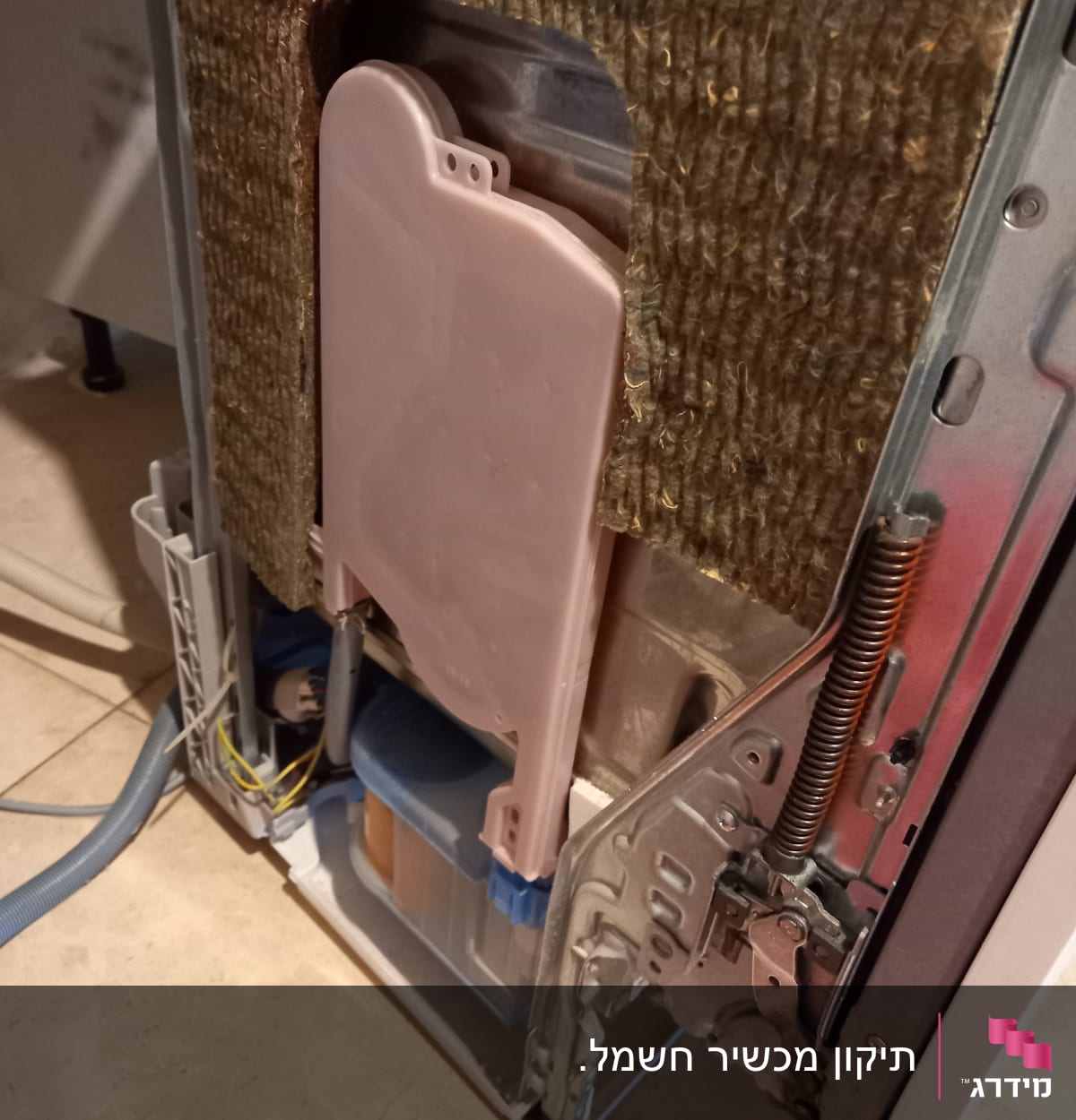 חלקים פנימיים של מדיח כלים עם חוטי חשמל